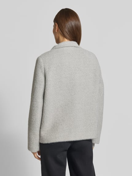 Frauenmodel trägt Regular Fit Jacke mit Strukturmuster von COMMA in hellem Grau, strukturierte Textur, elastische Ärmelabschlüsse, Ganzkörperansicht Rückansicht. Damenjacke, Rückenlänge 61 cm, Schulterbreite 39 cm, Brustweite 55 cm, Ärmellänge 62 cm.