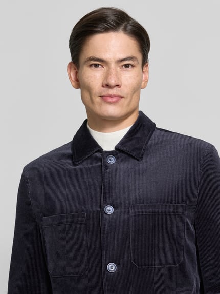 Männermodel trägt Slim Fit Hemdjacke aus Cord von MCNEAL in Dunkelblau, Baumwoll-Elasthan-Mix, Nahaufnahme Oberkörper.