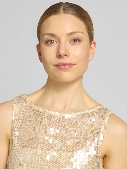 Vrouwenmodel draagt Maxikleid met Pailletten en rückseitiger Schnürung van Little Mistress, goudkleur, pailletten, ronde hals, nauw aansluitend model, Nahaufnahme Oberkörper. Ruglengte maat 36: 133 cm, borstwijdte maat 36: 44 cm.