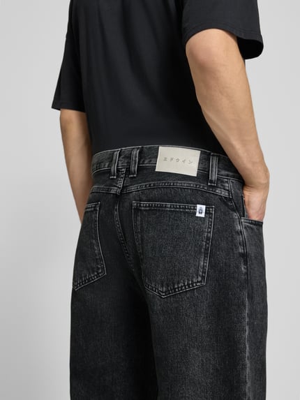 Mężczyznamodel nosi jeansy z wpuszczanymi kieszeniami Jeans mit Eingrifftaschen Modell 'MATRIX' od Edwin, bawełna, krój relaxed fit, szerokość w rozmiarze 32/32: 44 cm, długość wewnętrzna nogawki: 84 cm, widok na całe plecy.