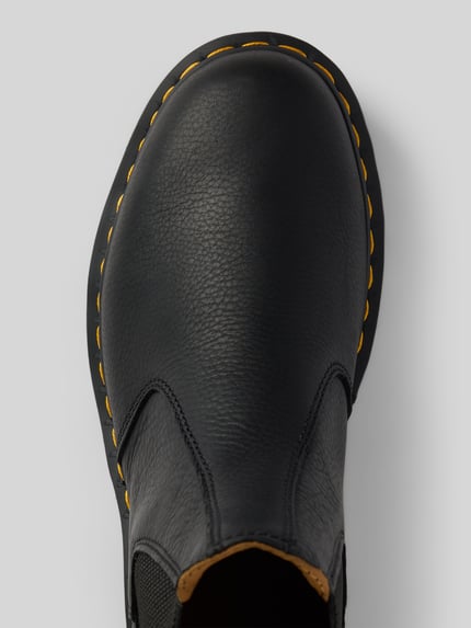Productfoto, Chelsea Boots aus echtem leer met siernaad van Dr. Martens, ronde vorm, elastische inzet, profielzool, zwarte kleur, zichtbare textuur