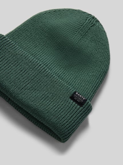 Produktfoto, grüne Mütze mit Label-Patch Modell 'KINABALU' von BARTS aus 100% Polyacryl im Rippstrick mit strukturierter Strickoptik.