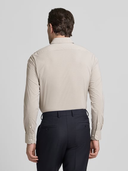 Männermodel trägt Regular Fit Businesshemd mit Kombimanschette Modell 'P-JOE-K' von BOSS in Beige mit Gitterkaro, Ganzkörperansicht Rückansicht.
