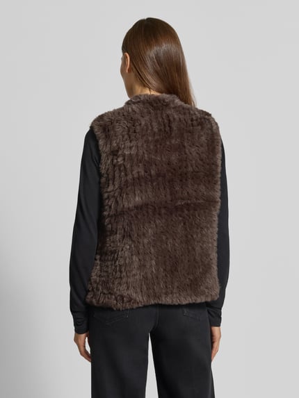Vrouwenmodel draagt Regular Fit bodywarmer uit imitatiebont van comma, donkerbruin, opstaande kraag, mouwloos design, ruglengte maat S 58 cm, schouderbreedte 37 cm, borstwijdte 48 cm, ganzkörperansicht Rückansicht.