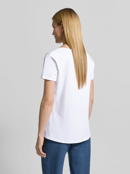 Frauenmodel trägt Damen T-Shirt mit Motiv-Print Modell 'Flamingo Love Me' von miss goodlife aus Baumwoll-Elasthan-Mix, Regular-Fit, Rückenlänge bei Größe S: 66 cm, Ganzkörperansicht Rückansicht.
