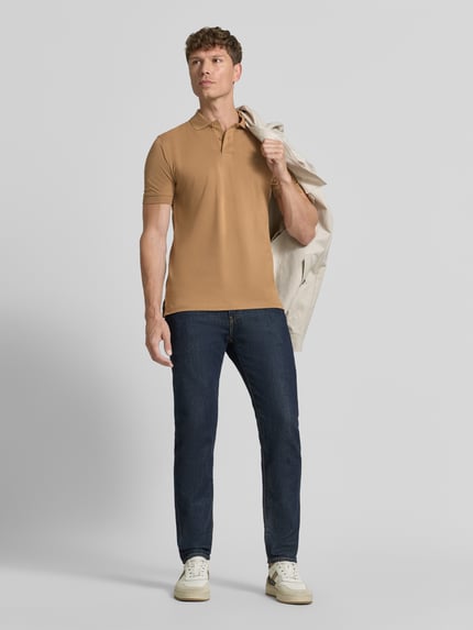 Männermodel trägt Regular Fit Poloshirt mit Stitching von Christian Berg Men aus Reine Baumwolle, beige, Knopfleiste, Ganzkörperansicht von vorne, Rückenlänge bei Größe M: 64 cm