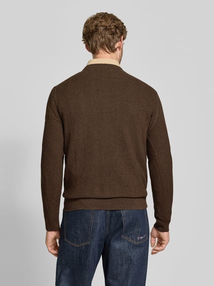 Männermodel trägt dunkelbraunen Regular Fit Pullover aus Baumwoll-Woll-Mix von GANT, dezente Struktur, Ganzkörperansicht Rückansicht.