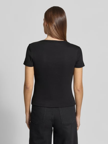 Vrouwenmodel draagt Slim Fit T-shirt uit puur katoen van Tommy Hilfiger, look: effen, logodetail, sierknopen, boothals, korte mouw, recht mouwboord, geweven materiaalverwerking, ganzkörperansicht rückansicht.