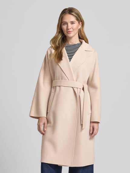Kobiece model nosi Regular Fit Wollmantel aus Schurwoll-Mix Modell 'CIVADA' od Weekend Max Mara, efekt: jednolity kolor, kołnierz z połami, wiązany pasek, aplikacja z wyhaftowanym logo, długi rękaw, wpuszczane kieszenie, mieszanka żywej wełny, Ganzkörperansicht von vorne.
