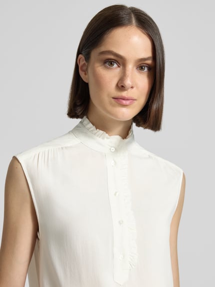 Frauenmodel trägt Blusentop mit Rüschenkragen Modell 'RADIA' von Soyaconcept aus Reine Viskose, Straight Fit, Nahaufnahme Oberkörper.