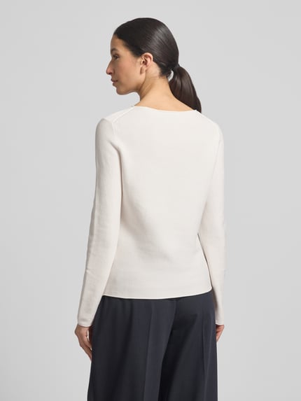 Vrouwenmodel draagt Regular Fit gebreide pullover uit puur katoen van Marc O'Polo, look: effen, lange mouw, rompzoom, knitwear, Ganzkörperansicht Rückansicht.