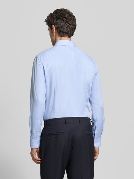 Männermodel trägt Slim Fit Businesshemd aus reiner Baumwolle von Jake*s in Hellblau, unifarben, Kentkragen, Ganzkörperansicht Rückansicht.