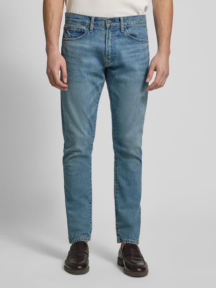 Męski model nosi Slim Fit Jeans mit 5-Pocket-Design od Polo Ralph Lauren, niebieski denim, bawełna z elastanem, widok z przodu, ujęcie do pełnej sylwetki.