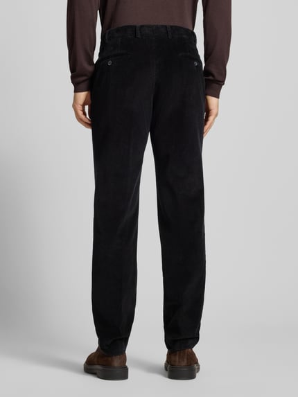 Mannelijk model draagt Stoffhose met Gesäßtaschen Modell 'PARMA' van Hiltl, zwart corduroy, rechte pasvorm, volledige achteraanzicht.