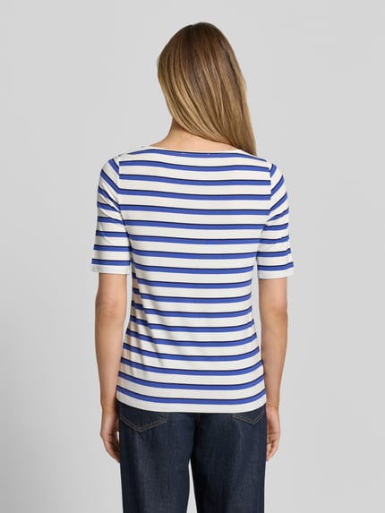 Kobiece modelka ma na sobie damski t-shirt 'T-Shirt aus Viskose-Mix mit U-Boot-Ausschnitt' od Betty Barclay, mieszanka wiskozy, taliowany krój, dekolt w łódkę, rękaw o dł. 1/2, długość tyłu w rozmiarze 36: 62 cm, widok całej sylwetki z tyłu.