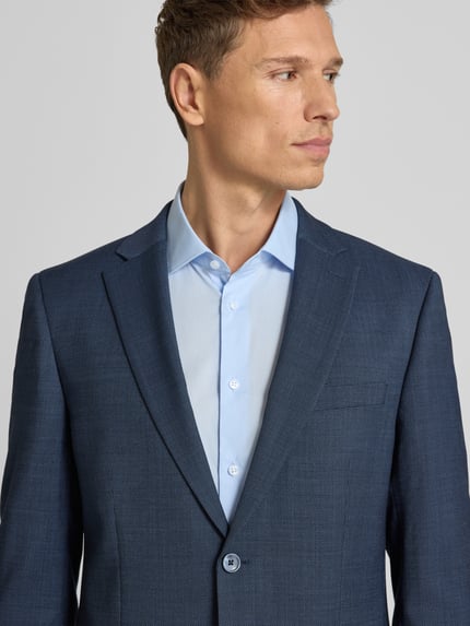 Männermodel trägt 2-Knopf-Sakko mit Reverskragen von bugatti in Blau, Material-Mix mit Schurwoll-Anteil, Nahaufnahme Oberkörper.