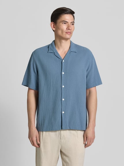 Männermodel trägt Relaxed Fit Freizeithemd aus reiner Baumwolle Modell 'RLXCAL' von SELECTED HOMME, unifarben, Ganzkörperansicht von vorne.