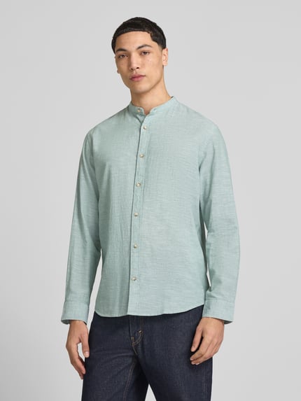 Männermodel trägt Regular Fit Freizeithemd aus Baumwoll-Leinen-Mix von Jack & Jones, Stehkragen, Knopfleiste, Ganzkörperansicht von vorne. Rückenlänge bei Größe M 75 cm, Schulterbreite 46 cm, Ärmellänge 65 cm, Modell SUMMER LINEN BLEND, strukturierte Oberfläche, hellgrün.