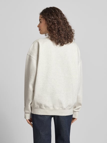 Vrouwenmodel draagt Sweatshirt mit Label-Stitching und Rundhalsausschnitt van P.E Nation in katoenmix relaxed fit, geribde hals en boorden, rugaanzicht.