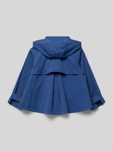 Productfoto, Regular Fit Jacke mit Umlegekraag van Mayoral in blauw, kap, steekzakken, knoopsluiting, gladde stof, kinderjack, rugaanzicht. Ruglengte maat 116: 48 cm, schouderbreedte: 30 cm, mouwlengte: 44 cm.