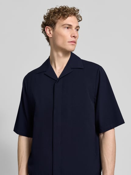 Männermodel trägt Relaxed Fit Hemdjacke mit Reverskragen von Lindbergh aus Material-Mix mit Viskose-Anteil, Nahaufnahme Oberkörper.