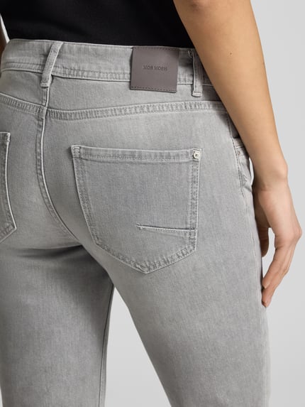 Frauenmodel trägt Skinny Fit Jeans im 5-Pocket-Design Modell 'Zack' von MOS MOSH, grau, Baumwoll-Mix, Detailaufnahme Rückansicht.