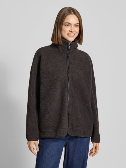 Vrouwenmodel draagt Fleecejacke mit Stehkragen Modell 'COZY' van Noisy May, donkergrijs, relaxed fit, ritssluiting, Ganzkörperansicht van voren.