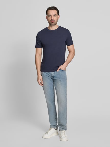 Männermodel trägt Regular Fit T-Shirt mit Rundhalsausschnitt von MCNEAL in Dunkelblau, reine Baumwolle, Ganzkörperansicht von vorne.
