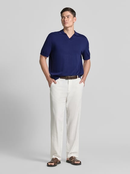 Męski model nosi Relaxed Fit Poloshirt aus reiner Baumwolle Modell 'TORINO' od SELECTED HOMME, granatowy, gładka faktura, pełny widok z przodu.