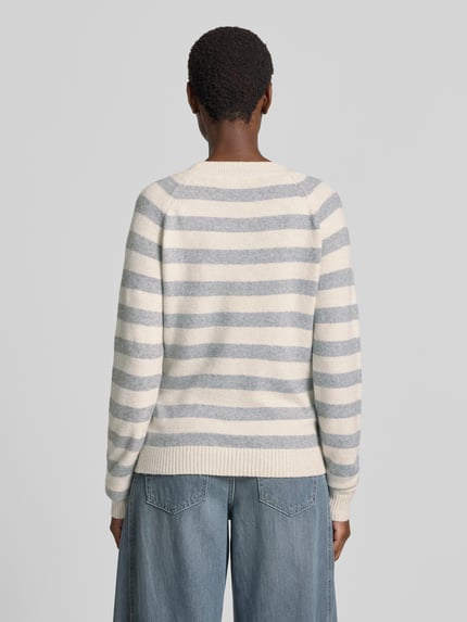 Vrouwenmodel draagt Regular fit pullover met strepen model DOFFY van VERO MODA in beige en lichtblauw, gebreid, Ganzkörperansicht achterkant.