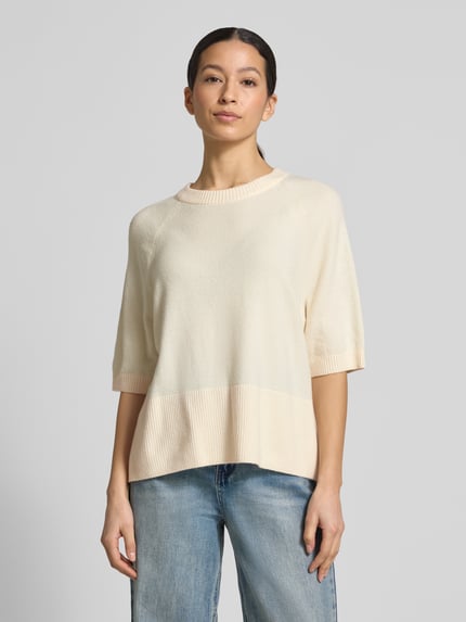 Frauenmodel trägt Strickpullover mit 1/2-Arm von Comma aus Baumwoll-Mix mit Stretch-Anteil, Relaxed-Fit, Rundhalsausschnitt, Ganzkörperansicht von vorne.