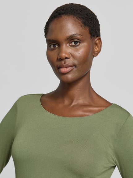 Vrouwenmodel draagt olijfgroen shirt met lange mouwen van viscosemix met ronde hals, slim fit Model 'Kirosa' van someday., Nahaufnahme Oberkörper, Ruglengte bij maat 36: 56 cm, elastische afwerking
