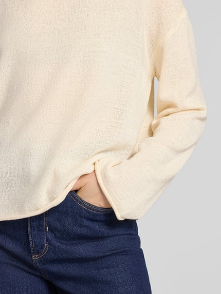 Vrouwenmodel draagt Relaxed Fit Strickpullover mit U-Boot-Ausschnitt van Tom Tailor Denim, unikleurig fijngebreid, lange mouw, rolzoom, detailopname romp