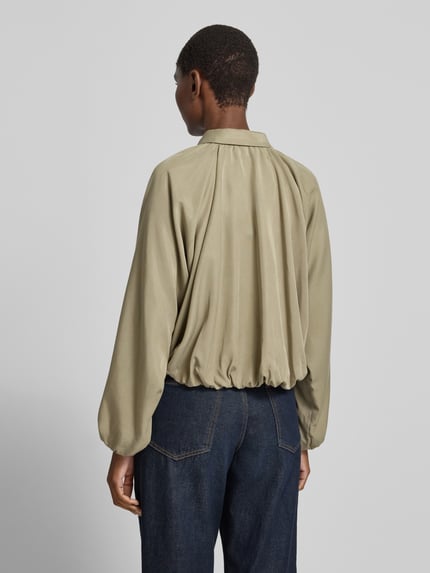 Frauenmodel trägt Jacke aus Lyocell mit Reißverschluss Modell 'Jabana' von OPUS in Relaxed-Fit, Umlegekragen, Rückenansicht, weiche Textur, cremefarbener Ton, Damen Jacke Rückenlänge 55 cm, Schulterbreite 52 cm, Brustweite 55 cm, Ärmellänge 52 cm. Ganzkörperansicht Rückansicht.