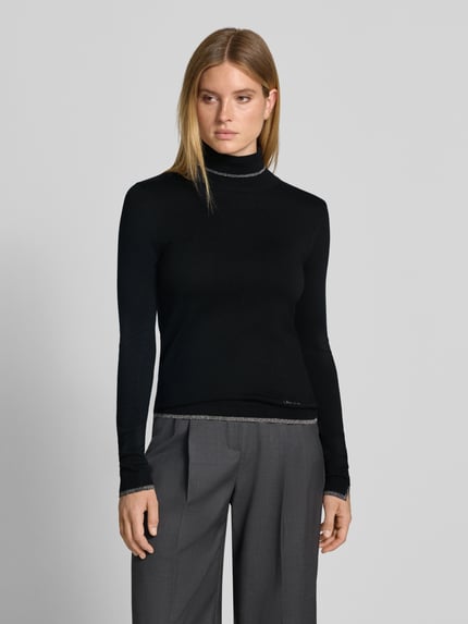 Vrouwenmodel draagt zwart slim fit shirt met lange mouwen van Viscosemix, Model 'MAGLIA CHIUSA' van Liu Jo White, opstaande kraag, logodetail, ruglengte maat S 57 cm, mouwlengte maat S 66 cm, voorkant volledig zichtbaar, Ganzkörperansicht von vorne