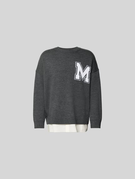 Produktfoto, Oversized Pullover aus Woll-Mix von MM6 Maison Margiela, kolor grafitowy, mieszanka wełny, krój oversized fit, imitacja dzianiny, wyhaftowane logo, okrągły dekolt, długość tyłu w rozmiarze M: 80 cm
