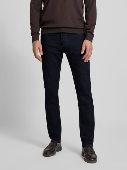 Męski model nosi Regular Fit Jeans mit Eingrifftaschen od bugatti, ciemnoniebieski bawełniano-elastanowy materiał, widok całej sylwetki z przodu.