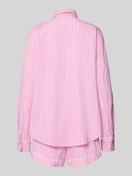 Frauenmodel trägt Pyjama mit Label-Stitching von Calvin Klein Underwear in Rosa mit feinen Streifen, Relaxed-Fit, Reine Baumwolle, Ganzkörperansicht Rückansicht.