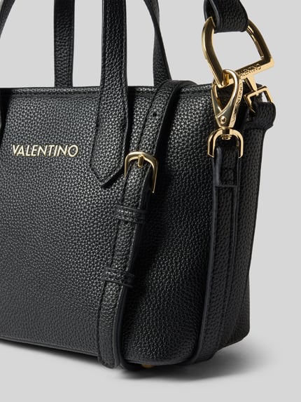 Produktfoto, schwarze Umhängetasche mit Label-Schriftzug Modell 'THAOE RE' von Valentino Bags, strukturierte Lederoptik, goldene Details, Damen Umhängetasche