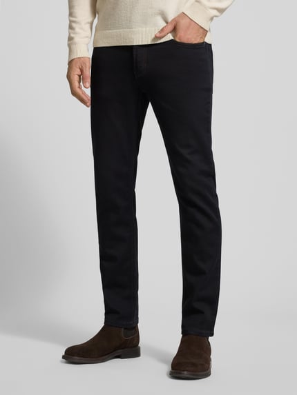 Mężczyznamodel nosi Slim Fit Jeans mit 5-Pocket-Design von Christian Berg Men, ciemnoniebieski jeans z bio-bawełny, widok całej sylwetki z przodu.