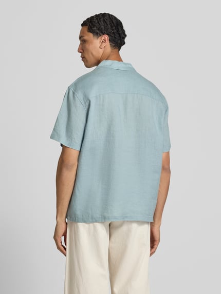 Männermodel trägt Relaxed Fit Freizeithemd aus reinem Leinen Modell 'FLYNN' von Only & Sons in Hellblau, Strukturtextur, Herren, Ganzkörperansicht Rückansicht.