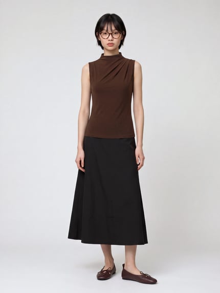 Vrouwenmodel draagt Slim Fit Tanktop met Mock Neck Modell 'MADISON' van PIECES, bruine tinten, gladde textuur, zwart rok, geheellichaamsvooraanzicht.