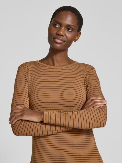 Frauenmodel trägt Slim Fit Longsleeve aus Baumwoll-Mix mit Viskose-Anteil von Smith and Soul, Streifenmuster, taillierte Passform, Nahaufnahme Oberkörper.