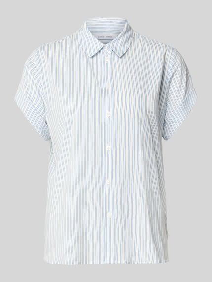 Produktfoto, Regular Fit Bluse aus Viskose-Elasthan-Mix Modell 'MAJAN' von Samsøe Samsøe im Allover-Look mit feinen blauen Streifen, Hemdblusenkragen und kurzen Ärmeln mit Aufschlag, Rückenlänge 67 cm, Ärmellänge 14 cm, glatte Textur.
