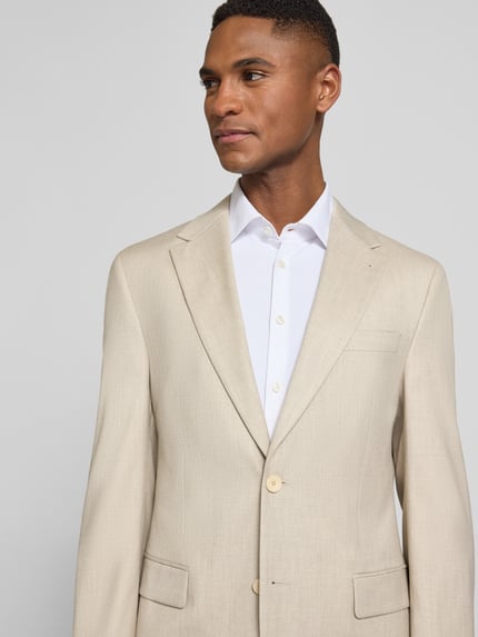 Mannelijk model draagt 'Slim Fit 2-Knopf-Sakko mit Pattentaschen' van MCNEAL in beige, linnenmix, revers, klepzakken, slim fit, close-up bovenlichaam