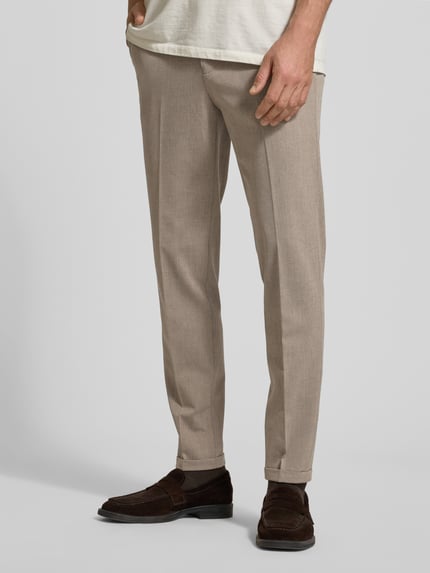 Männermodel trägt Stoffhose mit Bundfalten Modell 'liam' von Matinique in Beige, gerader Schnitt, Nahaufnahme Unterkörper, Schräg-vorne.