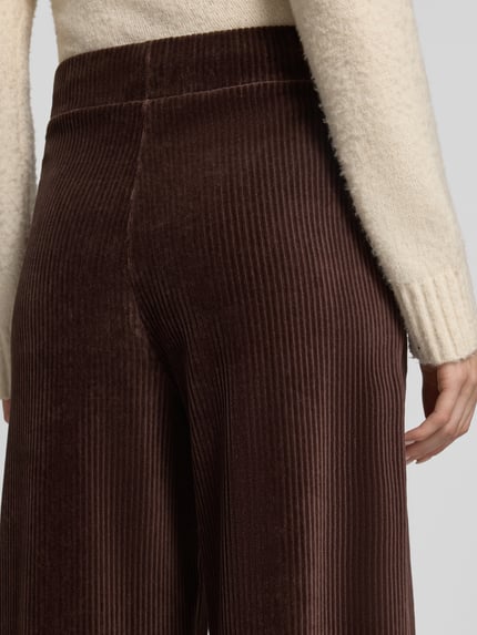 Vrouwenmodel draagt Wide Leg Cordhose aus Baumwoll-Mix van Rich & Royal, Dames corduroy broek in katoenmix met stretch, detailopname