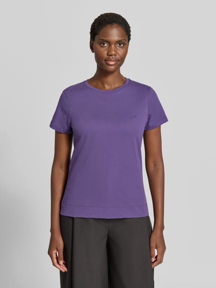 Kobiece modelka nosi Damski t-shirt Regular Fit T-Shirt aus reiner Baumwolle od JOOP! w kolorze fioletowym, gładka faktura, widok całej sylwetki z przodu.