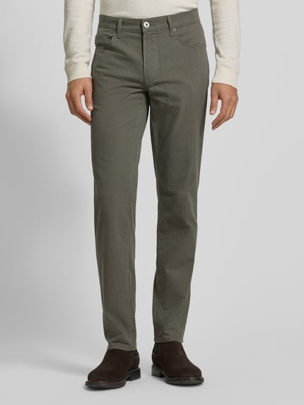 Męski model nosi Slim Fit Stoffhose mit 5-Pocket-Design Modell 'Cadiz' od Brax, bawełna ze stretchem, kolor khaki, zdjęcie z przodu, ujęcie całej sylwetki.