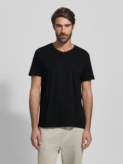 Męski model nosi T-Shirt z dekoltem w serek, 2er-Pack Modell 'ComfortS' od BOSS, czysta bawełna, prosty krój, jednolity kolor, widok z przodu, ujęcie całej sylwetki.